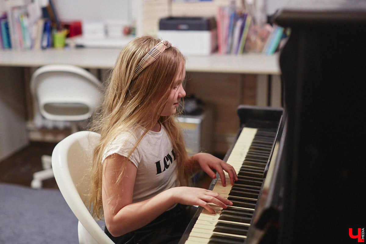 Жительница Владимира Ольга Калюжная купила частный дом, окна которого выходят на многоэтажки. И если для одних это минус, то для неё — сплошной плюс. Тем более что вместе с квадратными метрами Ольга стала хозяйкой множества раритетных вещей.