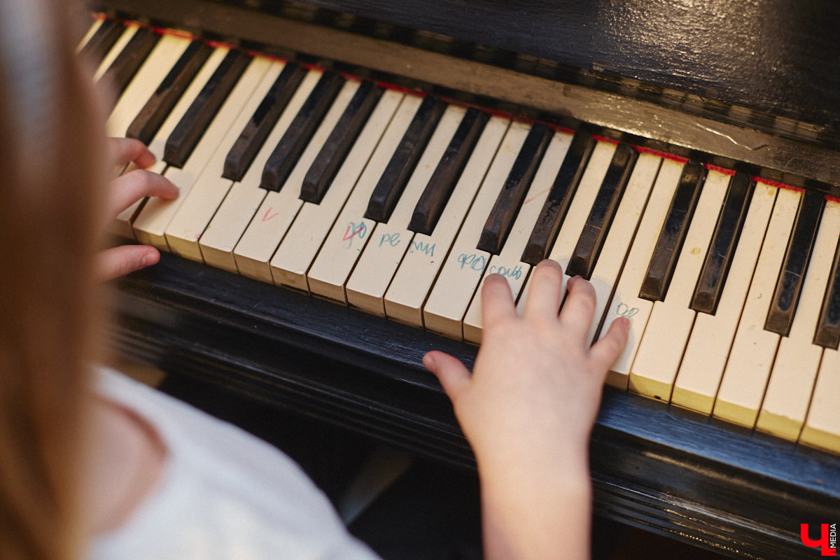 Жительница Владимира Ольга Калюжная купила частный дом, окна которого выходят на многоэтажки. И если для одних это минус, то для неё — сплошной плюс. Тем более что вместе с квадратными метрами Ольга стала хозяйкой множества раритетных вещей.