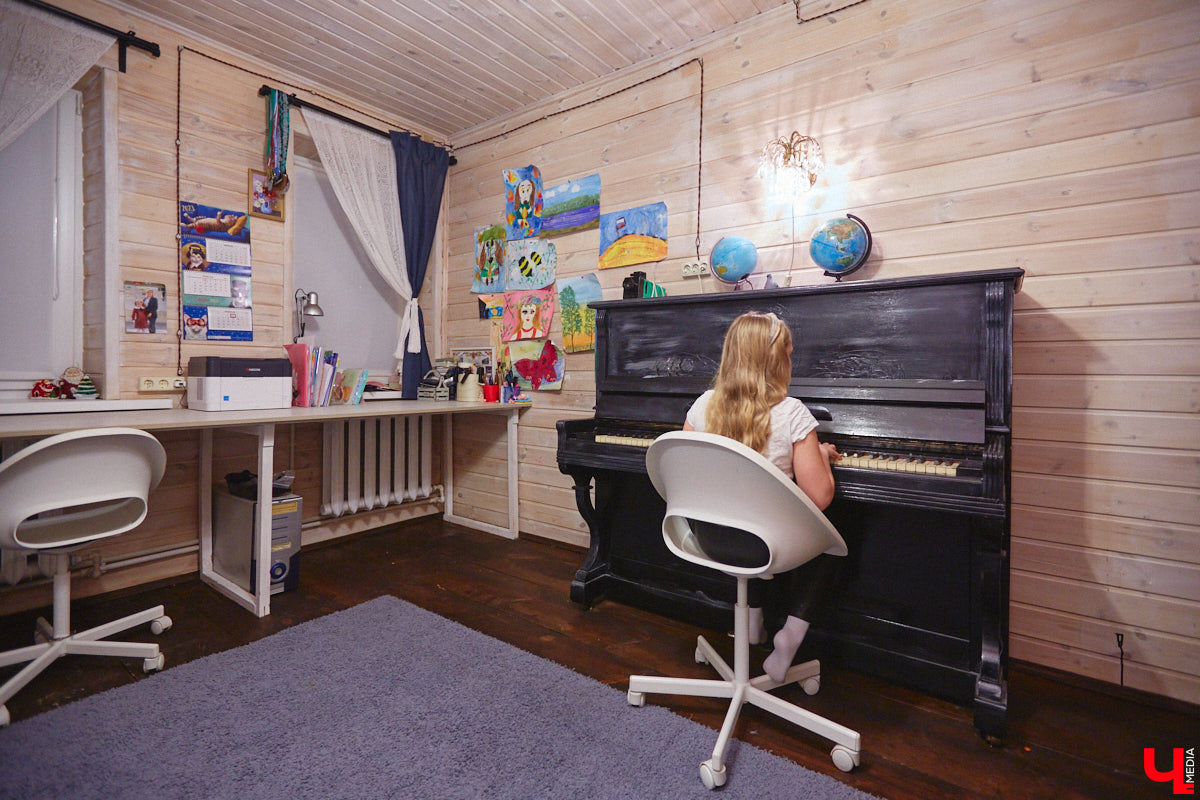 Жительница Владимира Ольга Калюжная купила частный дом, окна которого выходят на многоэтажки. И если для одних это минус, то для неё — сплошной плюс. Тем более что вместе с квадратными метрами Ольга стала хозяйкой множества раритетных вещей.