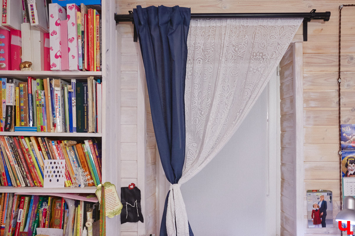 Жительница Владимира Ольга Калюжная купила частный дом, окна которого выходят на многоэтажки. И если для одних это минус, то для неё — сплошной плюс. Тем более что вместе с квадратными метрами Ольга стала хозяйкой множества раритетных вещей.