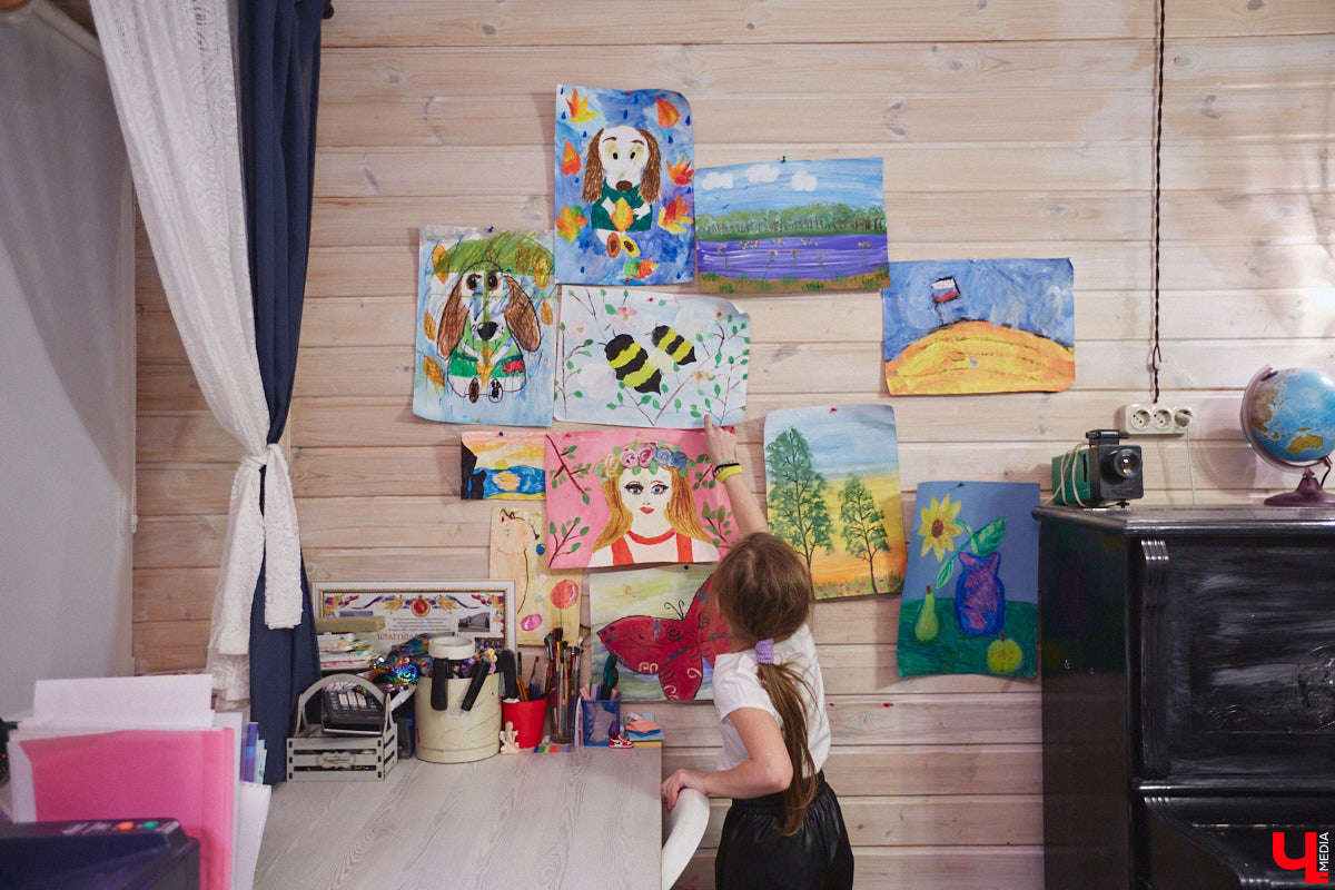 Жительница Владимира Ольга Калюжная купила частный дом, окна которого выходят на многоэтажки. И если для одних это минус, то для неё — сплошной плюс. Тем более что вместе с квадратными метрами Ольга стала хозяйкой множества раритетных вещей.