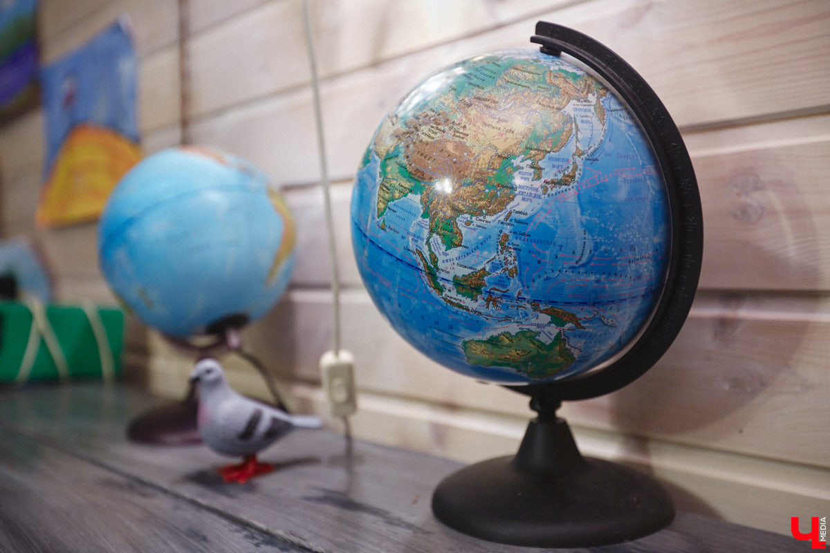 Жительница Владимира Ольга Калюжная купила частный дом, окна которого выходят на многоэтажки. И если для одних это минус, то для неё — сплошной плюс. Тем более что вместе с квадратными метрами Ольга стала хозяйкой множества раритетных вещей.