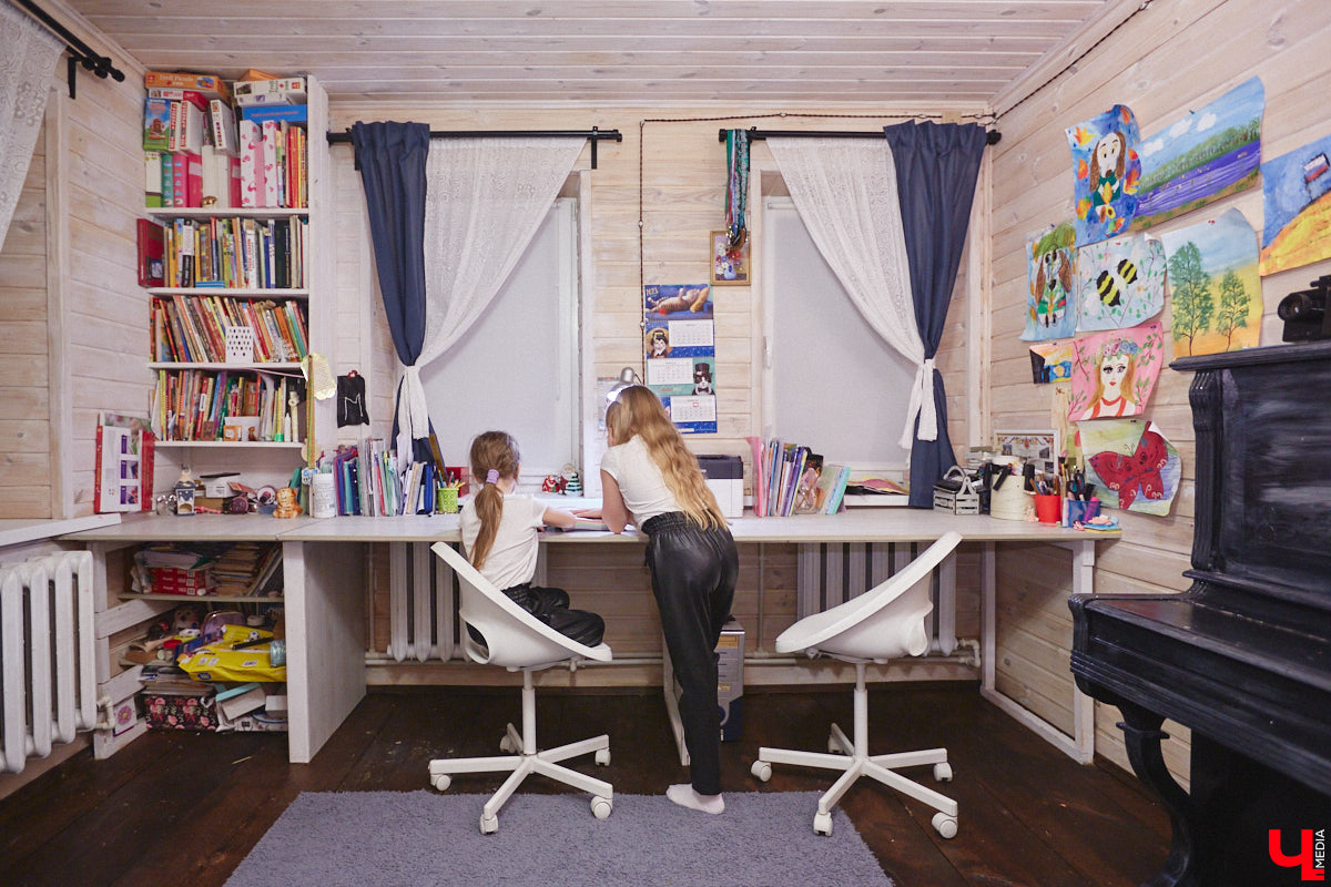 Жительница Владимира Ольга Калюжная купила частный дом, окна которого выходят на многоэтажки. И если для одних это минус, то для неё — сплошной плюс. Тем более что вместе с квадратными метрами Ольга стала хозяйкой множества раритетных вещей.