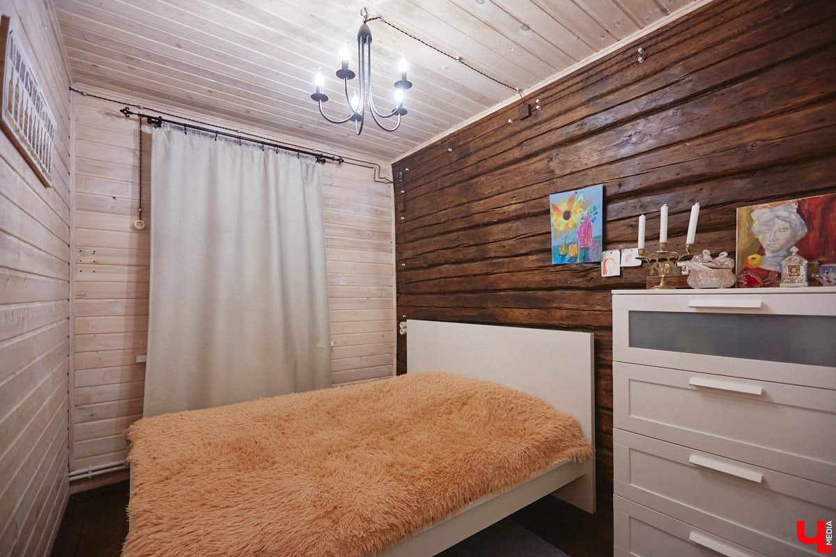 Жительница Владимира Ольга Калюжная купила частный дом, окна которого выходят на многоэтажки. И если для одних это минус, то для неё — сплошной плюс. Тем более что вместе с квадратными метрами Ольга стала хозяйкой множества раритетных вещей.