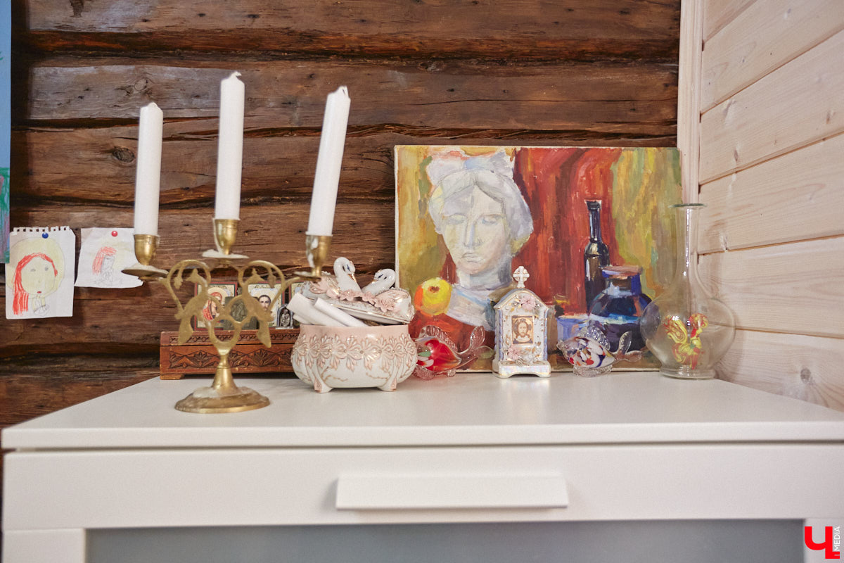 Жительница Владимира Ольга Калюжная купила частный дом, окна которого выходят на многоэтажки. И если для одних это минус, то для неё — сплошной плюс. Тем более что вместе с квадратными метрами Ольга стала хозяйкой множества раритетных вещей.