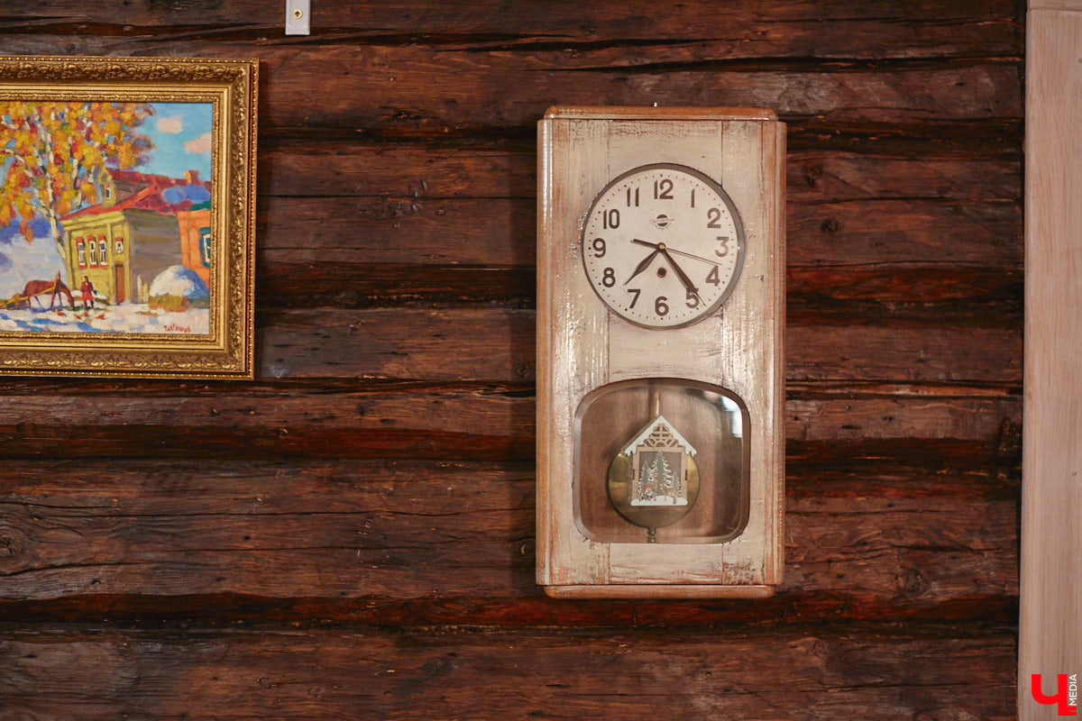 Жительница Владимира Ольга Калюжная купила частный дом, окна которого выходят на многоэтажки. И если для одних это минус, то для неё — сплошной плюс. Тем более что вместе с квадратными метрами Ольга стала хозяйкой множества раритетных вещей.