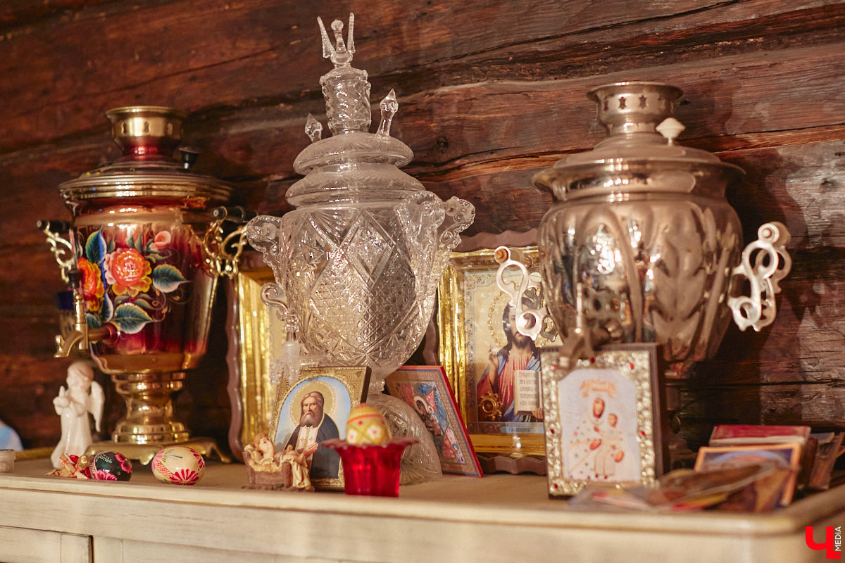 Жительница Владимира Ольга Калюжная купила частный дом, окна которого выходят на многоэтажки. И если для одних это минус, то для неё — сплошной плюс. Тем более что вместе с квадратными метрами Ольга стала хозяйкой множества раритетных вещей.