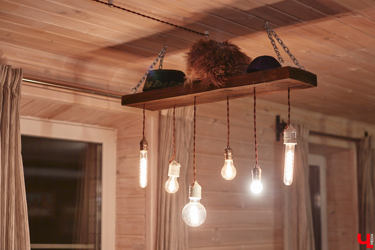 Жительница Владимира Ольга Калюжная купила частный дом, окна которого выходят на многоэтажки. И если для одних это минус, то для неё — сплошной плюс. Тем более что вместе с квадратными метрами Ольга стала хозяйкой множества раритетных вещей.