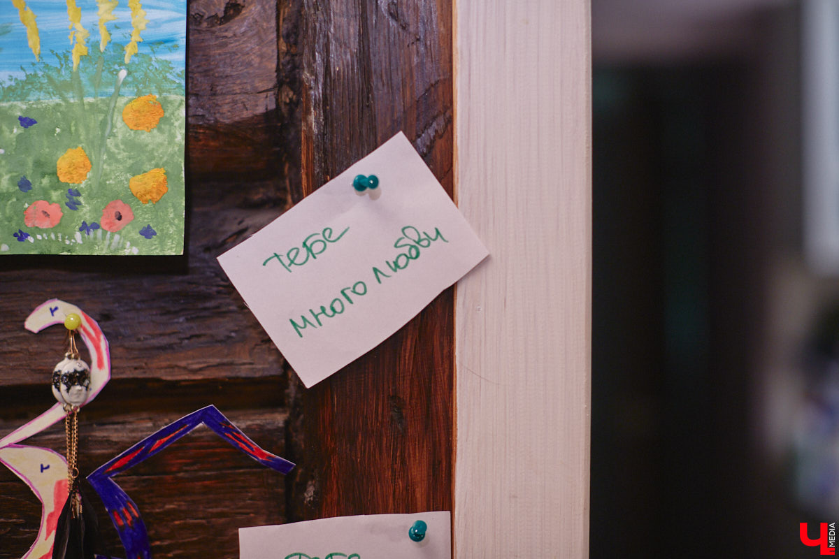 Жительница Владимира Ольга Калюжная купила частный дом, окна которого выходят на многоэтажки. И если для одних это минус, то для неё — сплошной плюс. Тем более что вместе с квадратными метрами Ольга стала хозяйкой множества раритетных вещей.