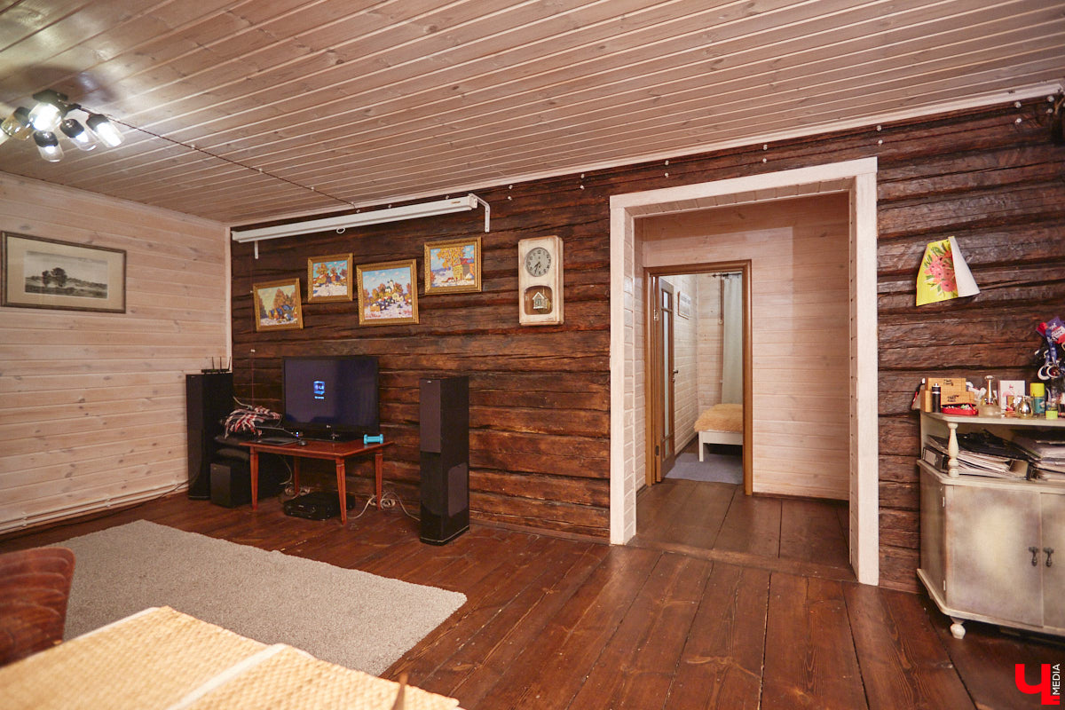 Жительница Владимира Ольга Калюжная купила частный дом, окна которого выходят на многоэтажки. И если для одних это минус, то для неё — сплошной плюс. Тем более что вместе с квадратными метрами Ольга стала хозяйкой множества раритетных вещей.