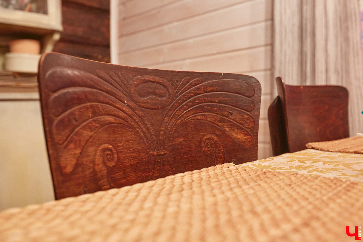 Жительница Владимира Ольга Калюжная купила частный дом, окна которого выходят на многоэтажки. И если для одних это минус, то для неё — сплошной плюс. Тем более что вместе с квадратными метрами Ольга стала хозяйкой множества раритетных вещей.