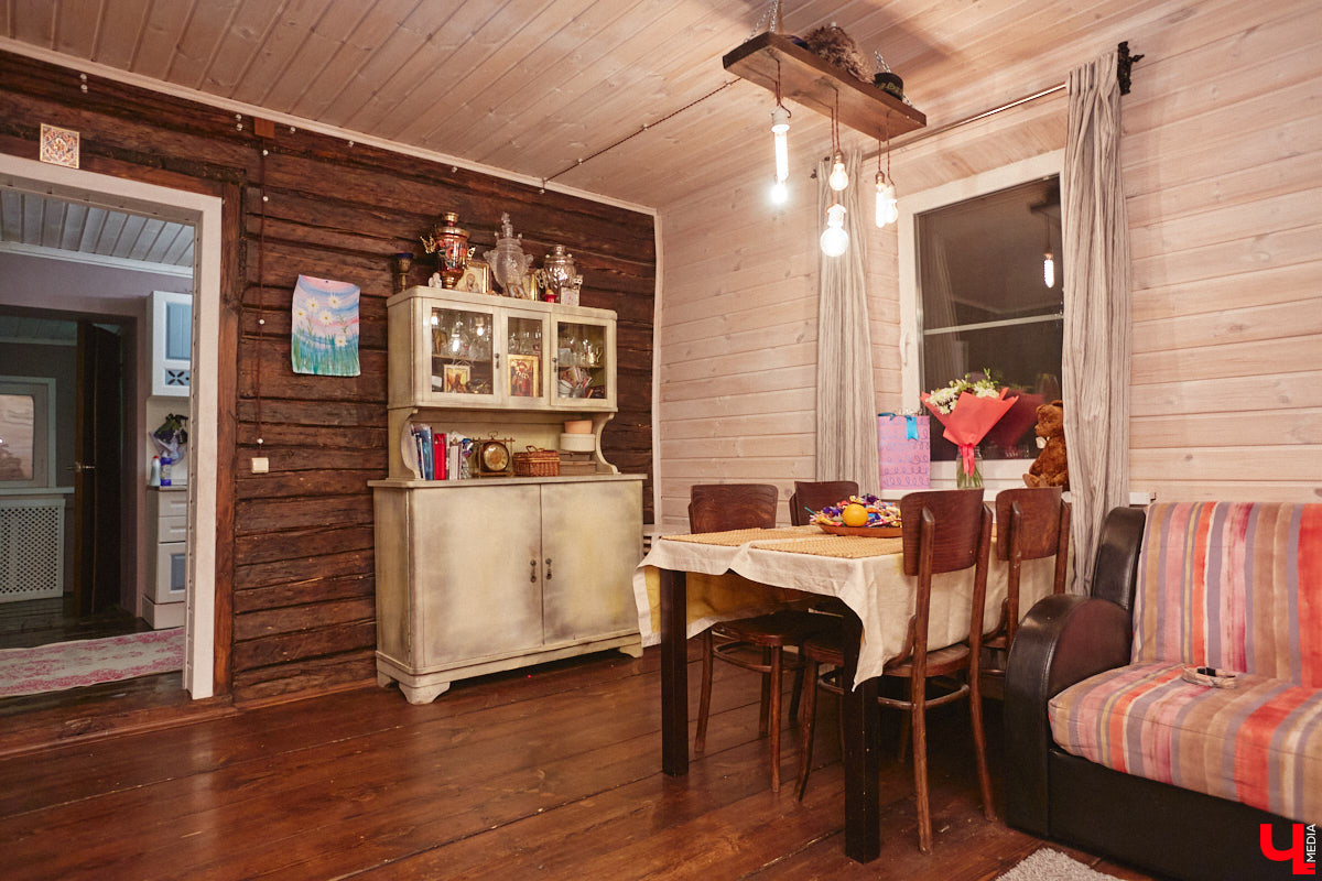 Жительница Владимира Ольга Калюжная купила частный дом, окна которого выходят на многоэтажки. И если для одних это минус, то для неё — сплошной плюс. Тем более что вместе с квадратными метрами Ольга стала хозяйкой множества раритетных вещей.