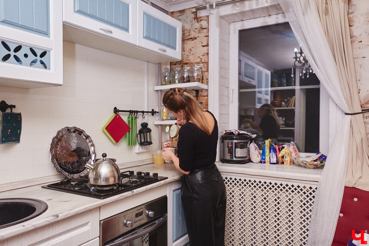 Жительница Владимира Ольга Калюжная купила частный дом, окна которого выходят на многоэтажки. И если для одних это минус, то для неё — сплошной плюс. Тем более что вместе с квадратными метрами Ольга стала хозяйкой множества раритетных вещей.