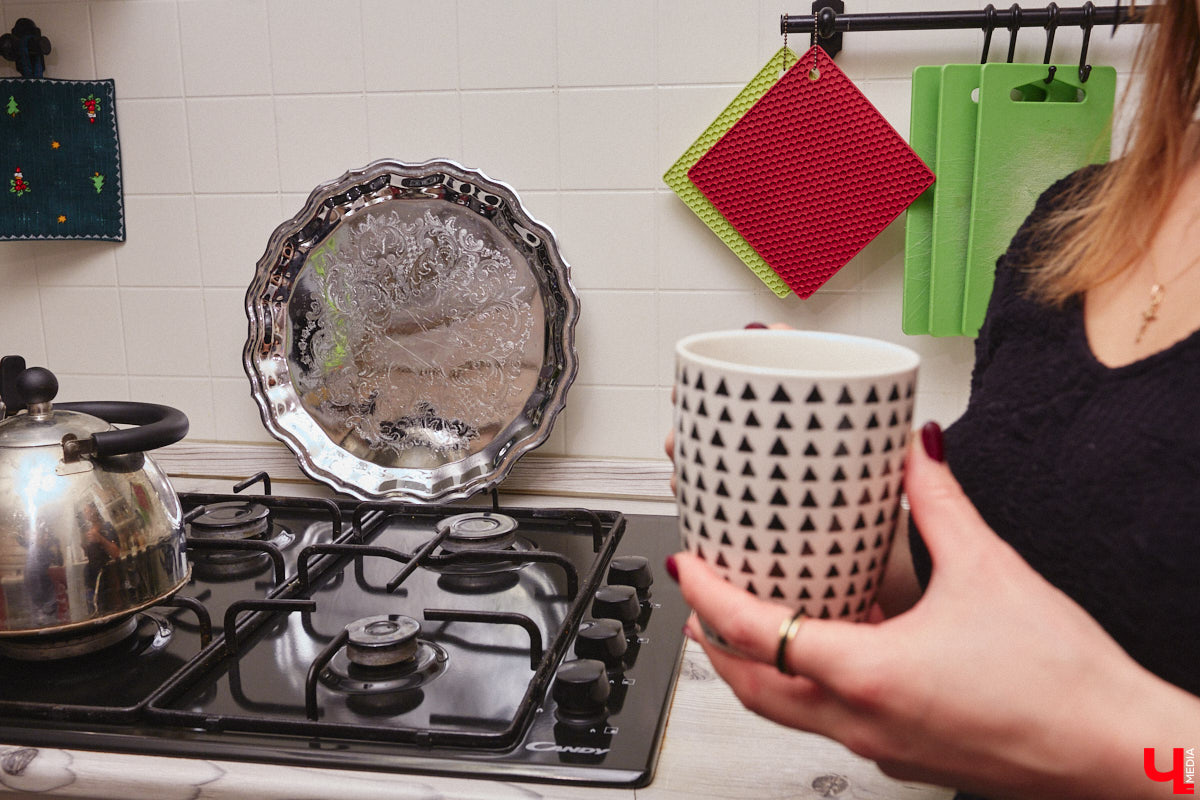 Жительница Владимира Ольга Калюжная купила частный дом, окна которого выходят на многоэтажки. И если для одних это минус, то для неё — сплошной плюс. Тем более что вместе с квадратными метрами Ольга стала хозяйкой множества раритетных вещей.