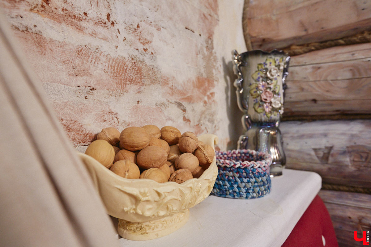 Жительница Владимира Ольга Калюжная купила частный дом, окна которого выходят на многоэтажки. И если для одних это минус, то для неё — сплошной плюс. Тем более что вместе с квадратными метрами Ольга стала хозяйкой множества раритетных вещей.