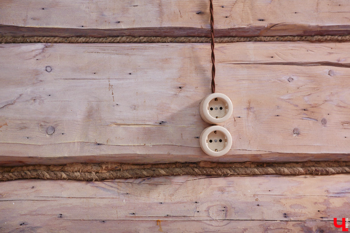 Жительница Владимира Ольга Калюжная купила частный дом, окна которого выходят на многоэтажки. И если для одних это минус, то для неё — сплошной плюс. Тем более что вместе с квадратными метрами Ольга стала хозяйкой множества раритетных вещей.