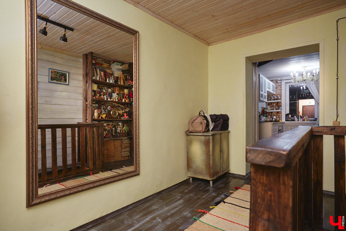 Жительница Владимира Ольга Калюжная купила частный дом, окна которого выходят на многоэтажки. И если для одних это минус, то для неё — сплошной плюс. Тем более что вместе с квадратными метрами Ольга стала хозяйкой множества раритетных вещей.