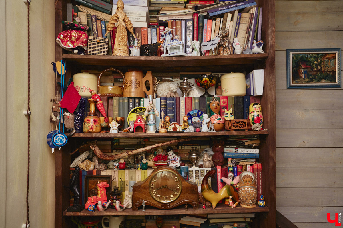 Жительница Владимира Ольга Калюжная купила частный дом, окна которого выходят на многоэтажки. И если для одних это минус, то для неё — сплошной плюс. Тем более что вместе с квадратными метрами Ольга стала хозяйкой множества раритетных вещей.