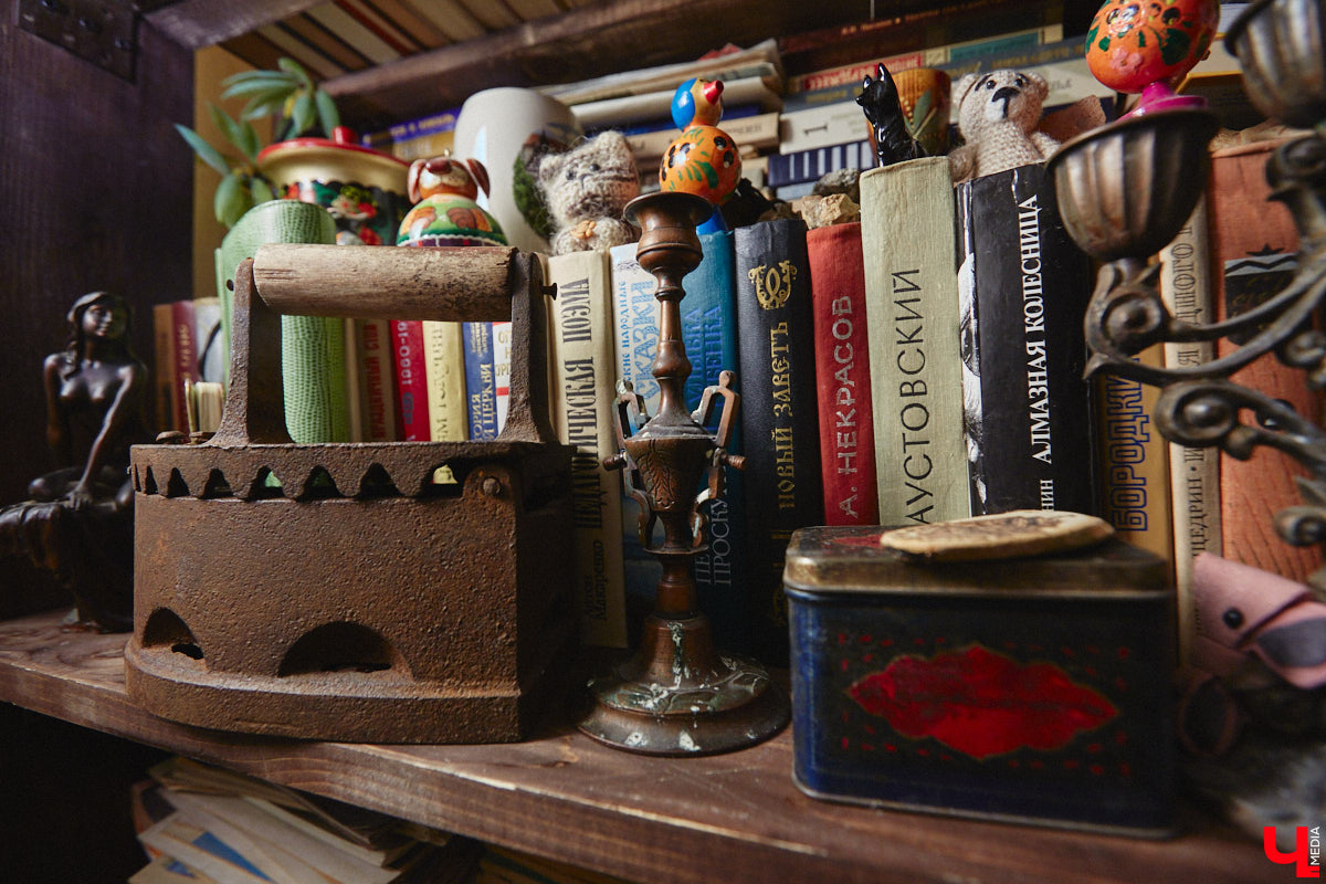 Жительница Владимира Ольга Калюжная купила частный дом, окна которого выходят на многоэтажки. И если для одних это минус, то для неё — сплошной плюс. Тем более что вместе с квадратными метрами Ольга стала хозяйкой множества раритетных вещей.