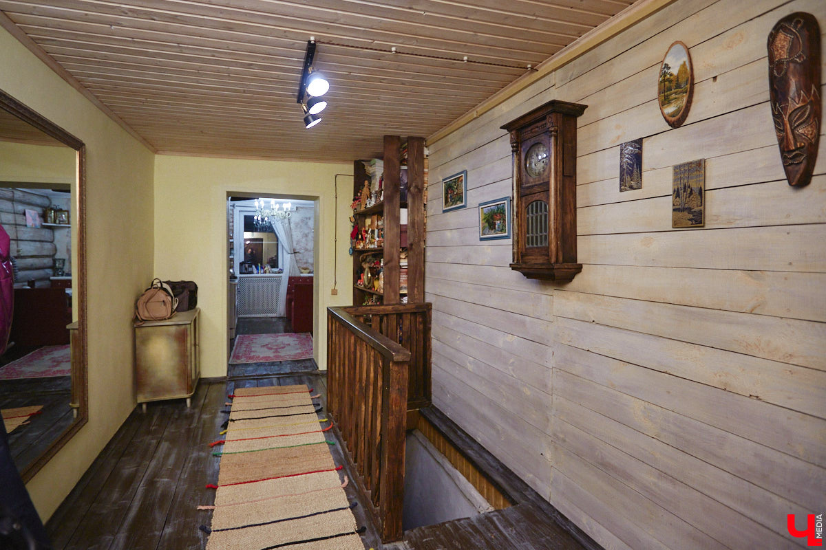 Жительница Владимира Ольга Калюжная купила частный дом, окна которого выходят на многоэтажки. И если для одних это минус, то для неё — сплошной плюс. Тем более что вместе с квадратными метрами Ольга стала хозяйкой множества раритетных вещей.