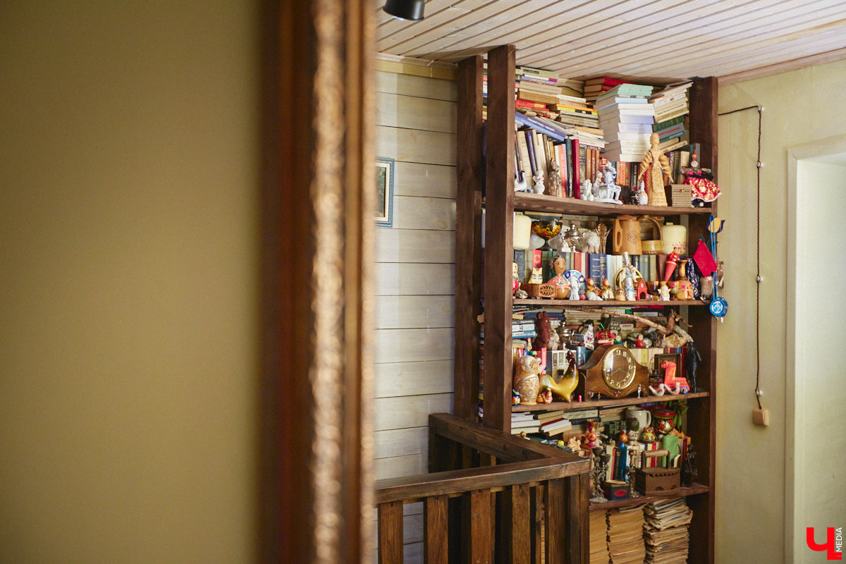 Жительница Владимира Ольга Калюжная купила частный дом, окна которого выходят на многоэтажки. И если для одних это минус, то для неё — сплошной плюс. Тем более что вместе с квадратными метрами Ольга стала хозяйкой множества раритетных вещей.