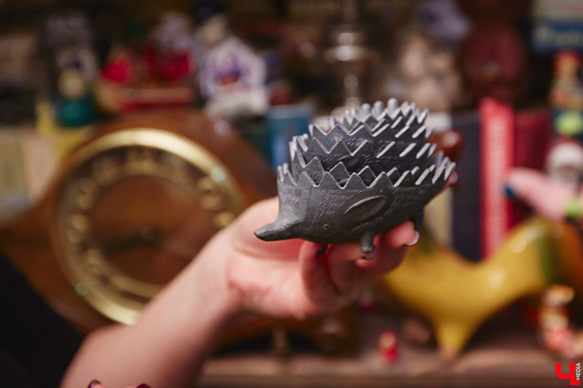 Жительница Владимира Ольга Калюжная купила частный дом, окна которого выходят на многоэтажки. И если для одних это минус, то для неё — сплошной плюс. Тем более что вместе с квадратными метрами Ольга стала хозяйкой множества раритетных вещей.