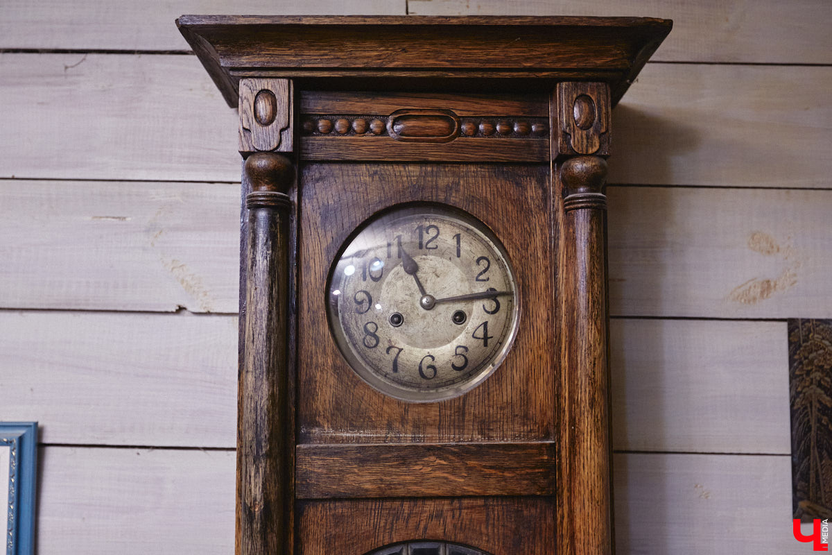 Жительница Владимира Ольга Калюжная купила частный дом, окна которого выходят на многоэтажки. И если для одних это минус, то для неё — сплошной плюс. Тем более что вместе с квадратными метрами Ольга стала хозяйкой множества раритетных вещей.