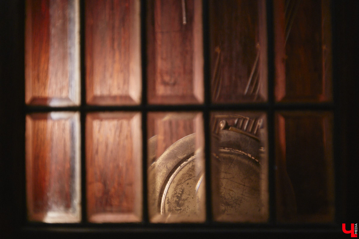 Жительница Владимира Ольга Калюжная купила частный дом, окна которого выходят на многоэтажки. И если для одних это минус, то для неё — сплошной плюс. Тем более что вместе с квадратными метрами Ольга стала хозяйкой множества раритетных вещей.