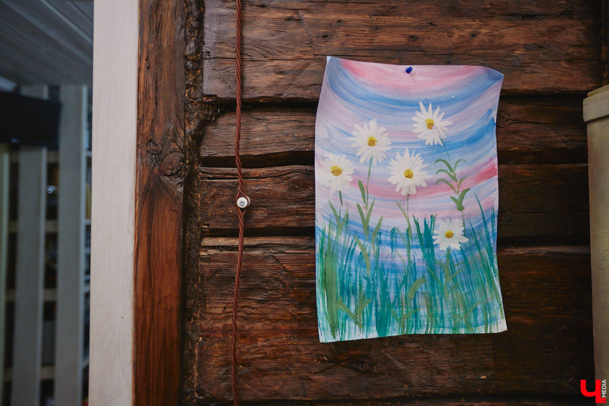 Жительница Владимира Ольга Калюжная купила частный дом, окна которого выходят на многоэтажки. И если для одних это минус, то для неё — сплошной плюс. Тем более что вместе с квадратными метрами Ольга стала хозяйкой множества раритетных вещей.