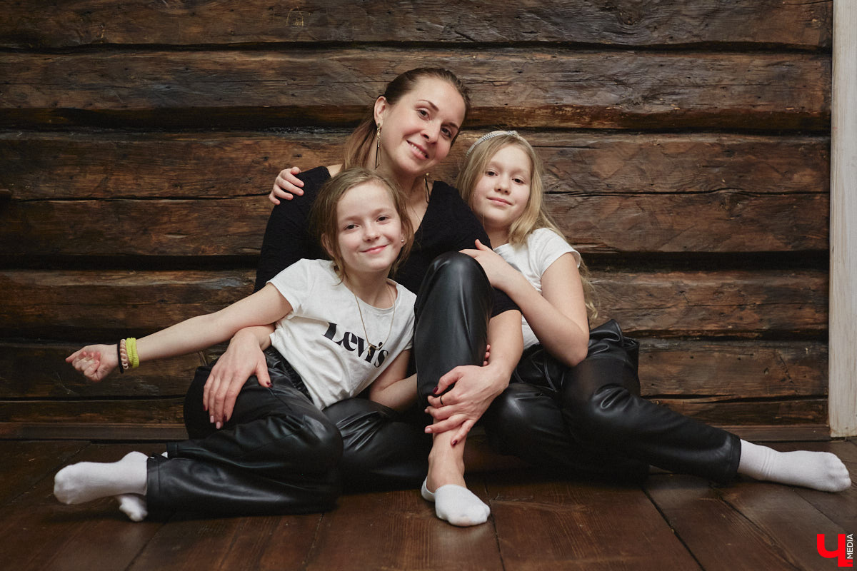 Жительница Владимира Ольга Калюжная купила частный дом, окна которого выходят на многоэтажки. И если для одних это минус, то для неё — сплошной плюс. Тем более что вместе с квадратными метрами Ольга стала хозяйкой множества раритетных вещей.