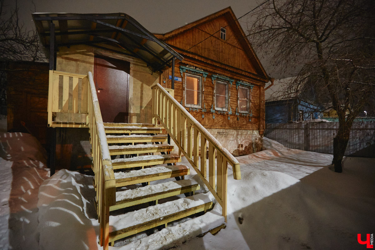 Жительница Владимира Ольга Калюжная купила частный дом, окна которого выходят на многоэтажки. И если для одних это минус, то для неё — сплошной плюс. Тем более что вместе с квадратными метрами Ольга стала хозяйкой множества раритетных вещей.