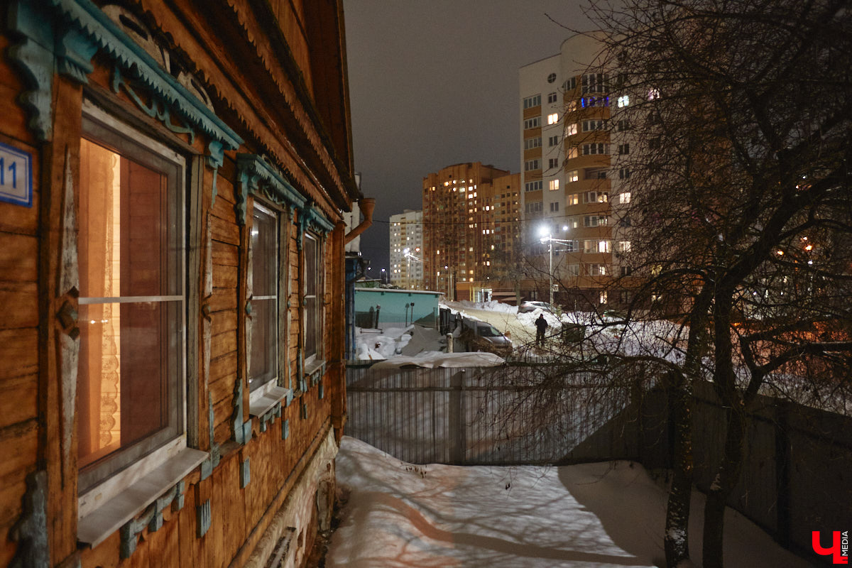 Жительница Владимира Ольга Калюжная купила частный дом, окна которого выходят на многоэтажки. И если для одних это минус, то для неё — сплошной плюс. Тем более что вместе с квадратными метрами Ольга стала хозяйкой множества раритетных вещей.