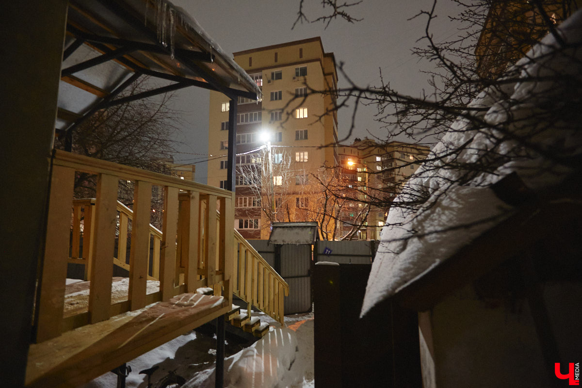 Жительница Владимира Ольга Калюжная купила частный дом, окна которого выходят на многоэтажки. И если для одних это минус, то для неё — сплошной плюс. Тем более что вместе с квадратными метрами Ольга стала хозяйкой множества раритетных вещей.