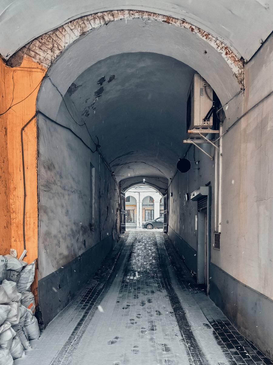 Не всегда исторические здания доживают до наших дней в лучших своих состояниях: их покрывают вентфасадами, они обрушиваются, теряют цвет, но не очарование. Фотограф Владимир Чукарёв посещает древнюю столицу по выходным и без атмосферных снимков домой не возвращается. Серия фото центральных подворотен тому пример. Изучаем эстетически привлекательные трещины любимой части города, запечатлённые вязниковским пейзажистом.