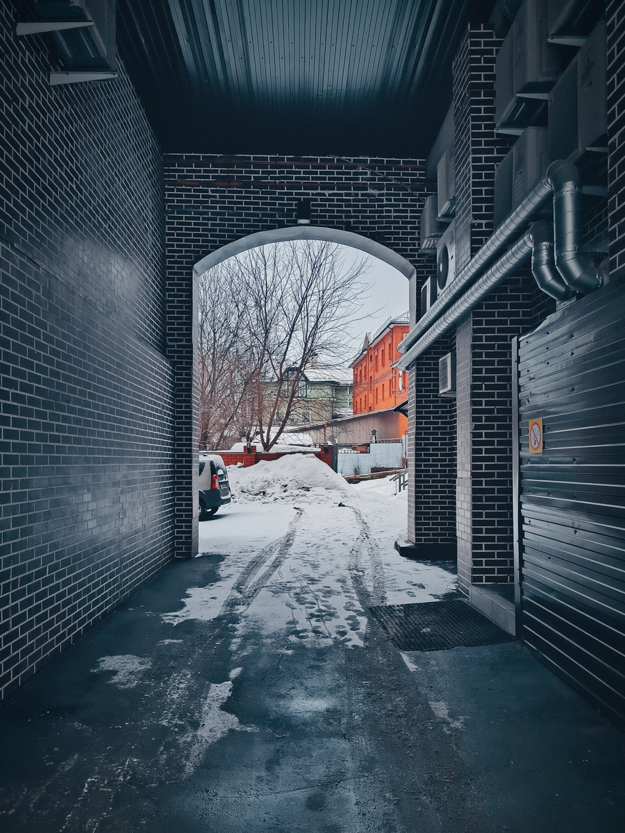 Не всегда исторические здания доживают до наших дней в лучших своих состояниях: их покрывают вентфасадами, они обрушиваются, теряют цвет, но не очарование. Фотограф Владимир Чукарёв посещает древнюю столицу по выходным и без атмосферных снимков домой не возвращается. Серия фото центральных подворотен тому пример. Изучаем эстетически привлекательные трещины любимой части города, запечатлённые вязниковским пейзажистом.