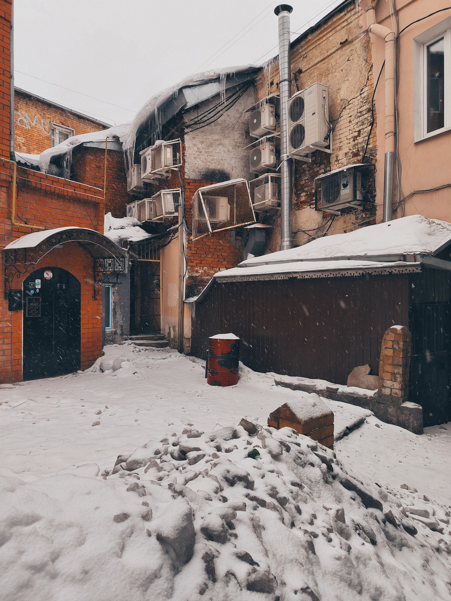 Не всегда исторические здания доживают до наших дней в лучших своих состояниях: их покрывают вентфасадами, они обрушиваются, теряют цвет, но не очарование. Фотограф Владимир Чукарёв посещает древнюю столицу по выходным и без атмосферных снимков домой не возвращается. Серия фото центральных подворотен тому пример. Изучаем эстетически привлекательные трещины любимой части города, запечатлённые вязниковским пейзажистом.