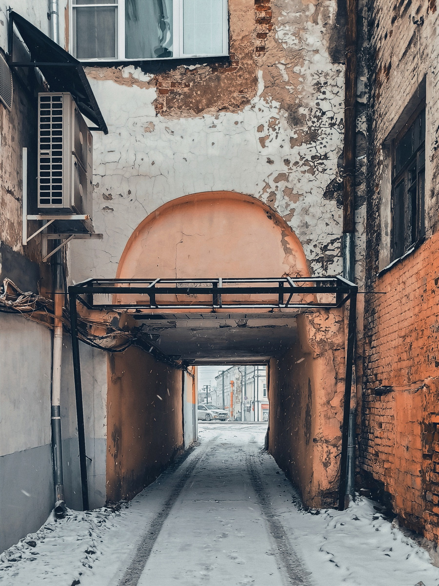 Не всегда исторические здания доживают до наших дней в лучших своих состояниях: их покрывают вентфасадами, они обрушиваются, теряют цвет, но не очарование. Фотограф Владимир Чукарёв посещает древнюю столицу по выходным и без атмосферных снимков домой не возвращается. Серия фото центральных подворотен тому пример. Изучаем эстетически привлекательные трещины любимой части города, запечатлённые вязниковским пейзажистом.