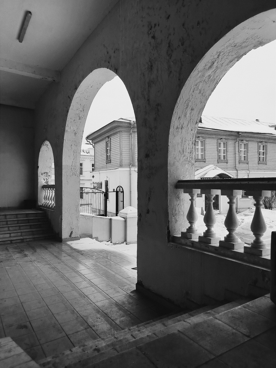 Не всегда исторические здания доживают до наших дней в лучших своих состояниях: их покрывают вентфасадами, они обрушиваются, теряют цвет, но не очарование. Фотограф Владимир Чукарёв посещает древнюю столицу по выходным и без атмосферных снимков домой не возвращается. Серия фото центральных подворотен тому пример. Изучаем эстетически привлекательные трещины любимой части города, запечатлённые вязниковским пейзажистом.