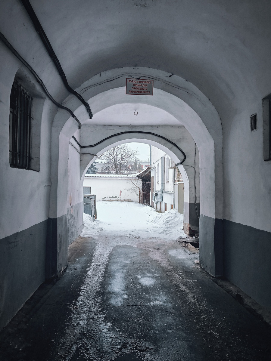 Не всегда исторические здания доживают до наших дней в лучших своих состояниях: их покрывают вентфасадами, они обрушиваются, теряют цвет, но не очарование. Фотограф Владимир Чукарёв посещает древнюю столицу по выходным и без атмосферных снимков домой не возвращается. Серия фото центральных подворотен тому пример. Изучаем эстетически привлекательные трещины любимой части города, запечатлённые вязниковским пейзажистом.