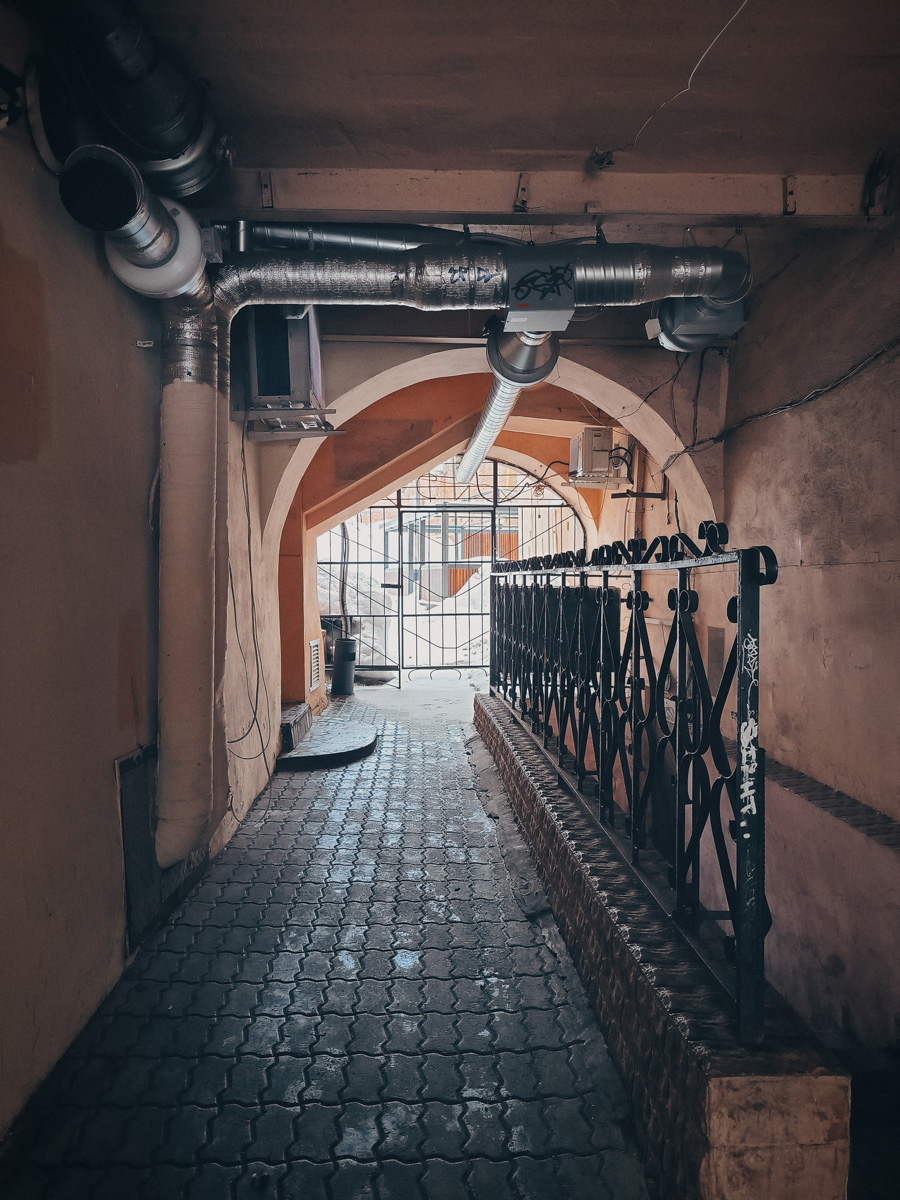 Не всегда исторические здания доживают до наших дней в лучших своих состояниях: их покрывают вентфасадами, они обрушиваются, теряют цвет, но не очарование. Фотограф Владимир Чукарёв посещает древнюю столицу по выходным и без атмосферных снимков домой не возвращается. Серия фото центральных подворотен тому пример. Изучаем эстетически привлекательные трещины любимой части города, запечатлённые вязниковским пейзажистом.