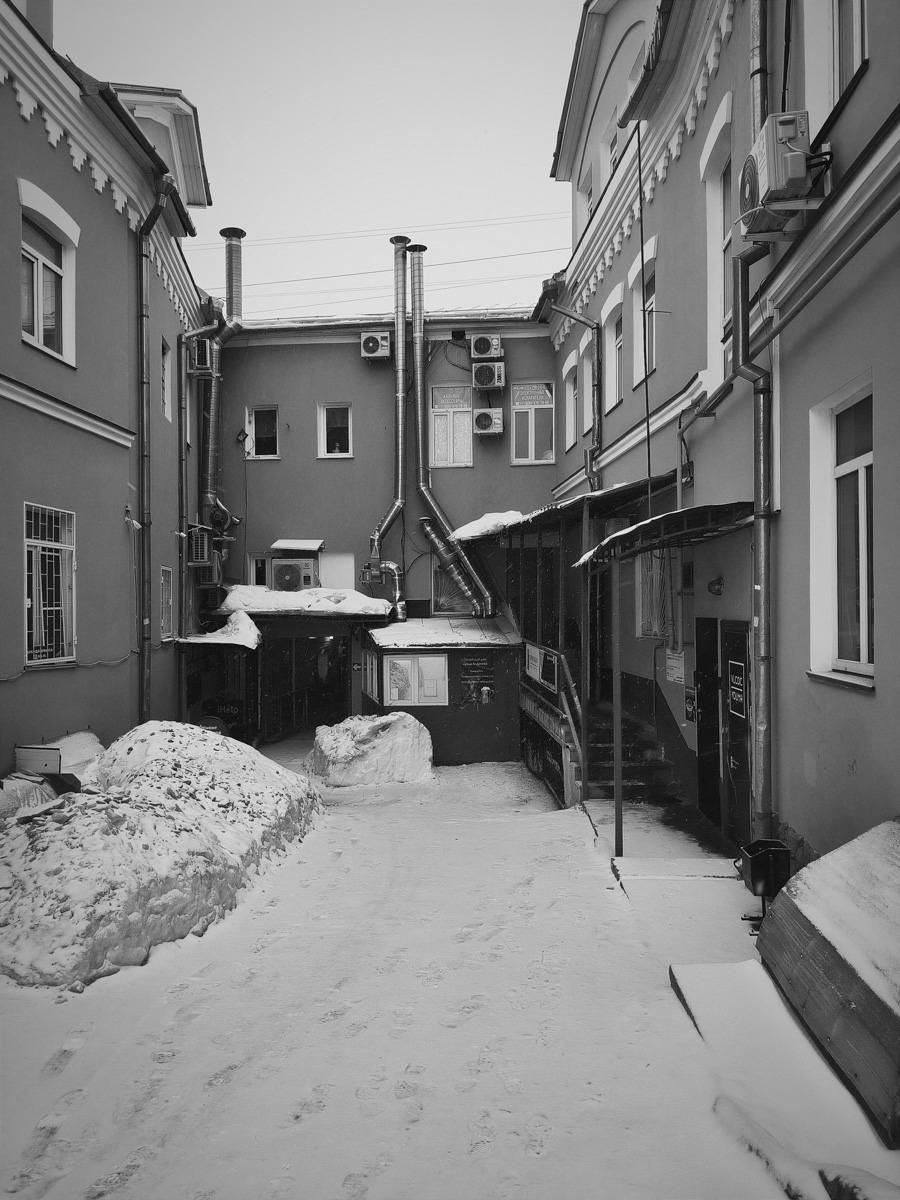 Не всегда исторические здания доживают до наших дней в лучших своих состояниях: их покрывают вентфасадами, они обрушиваются, теряют цвет, но не очарование. Фотограф Владимир Чукарёв посещает древнюю столицу по выходным и без атмосферных снимков домой не возвращается. Серия фото центральных подворотен тому пример. Изучаем эстетически привлекательные трещины любимой части города, запечатлённые вязниковским пейзажистом.