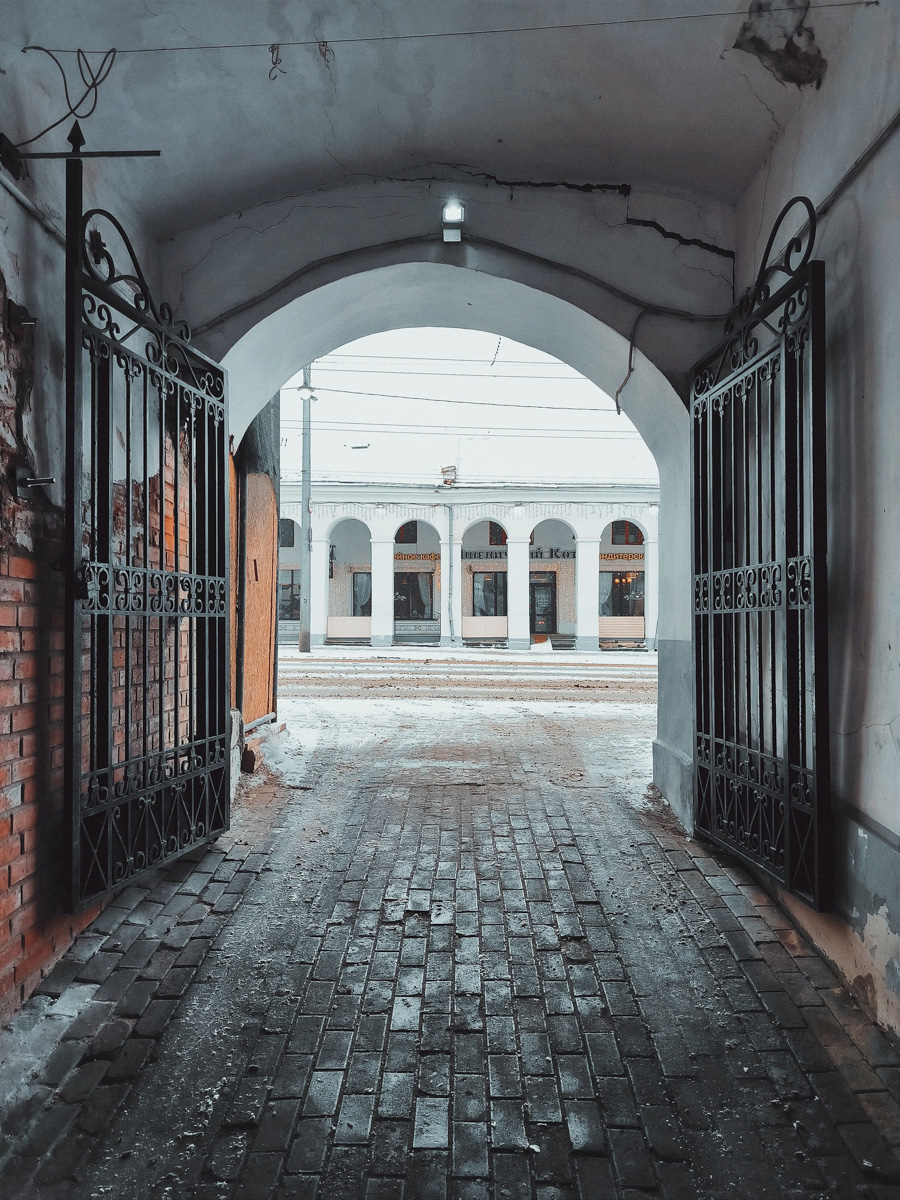 Не всегда исторические здания доживают до наших дней в лучших своих состояниях: их покрывают вентфасадами, они обрушиваются, теряют цвет, но не очарование. Фотограф Владимир Чукарёв посещает древнюю столицу по выходным и без атмосферных снимков домой не возвращается. Серия фото центральных подворотен тому пример. Изучаем эстетически привлекательные трещины любимой части города, запечатлённые вязниковским пейзажистом.