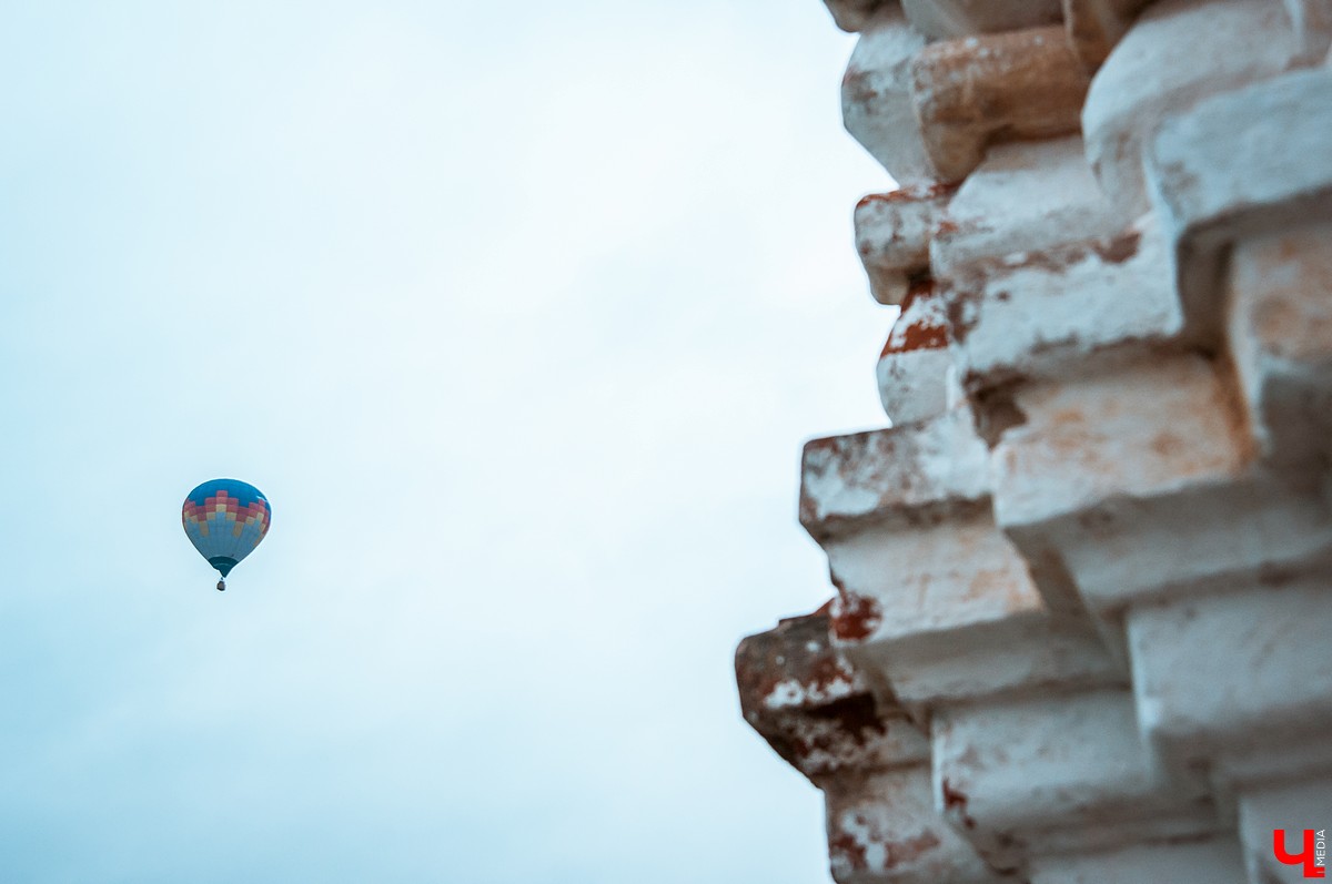 Уже завтра влюбленные по всему миру будут отмечать один из самых романтичных дней в году. И пусть не все согласны, что праздник этот наш, почему бы не воспользоваться еще одним поводом провести время вместе! Прекрасный вариант – путешествие в Суздаль. Вот вам пять причин, почему на 14 февраля стоит отправиться именно туда.