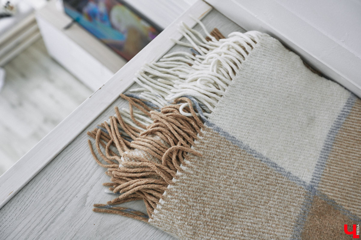 У владимирского блогера Анны Антоновой (в девичестве — Шиш) была мечта — жить в треугольном доме! Муж девушки, Артем, поспешил воплотить мечту любимой в реальность, а потому за несколько месяцев своими руками построил уютное семейное гнездышко. «Ключ-Медиа» побывал в гостях у молодоженов и узнал, каково им жить в уединении посреди заснеженного леса.