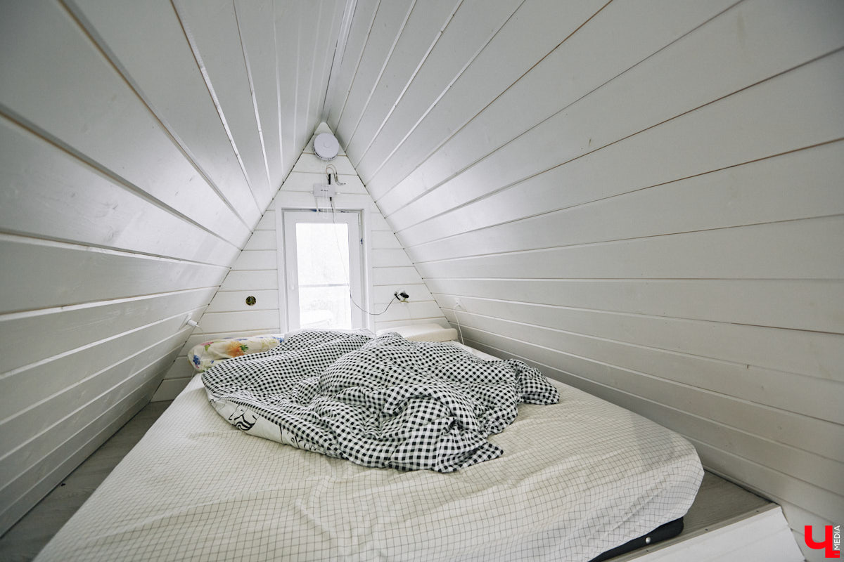 У владимирского блогера Анны Антоновой (в девичестве — Шиш) была мечта — жить в треугольном доме! Муж девушки, Артем, поспешил воплотить мечту любимой в реальность, а потому за несколько месяцев своими руками построил уютное семейное гнездышко. «Ключ-Медиа» побывал в гостях у молодоженов и узнал, каково им жить в уединении посреди заснеженного леса.