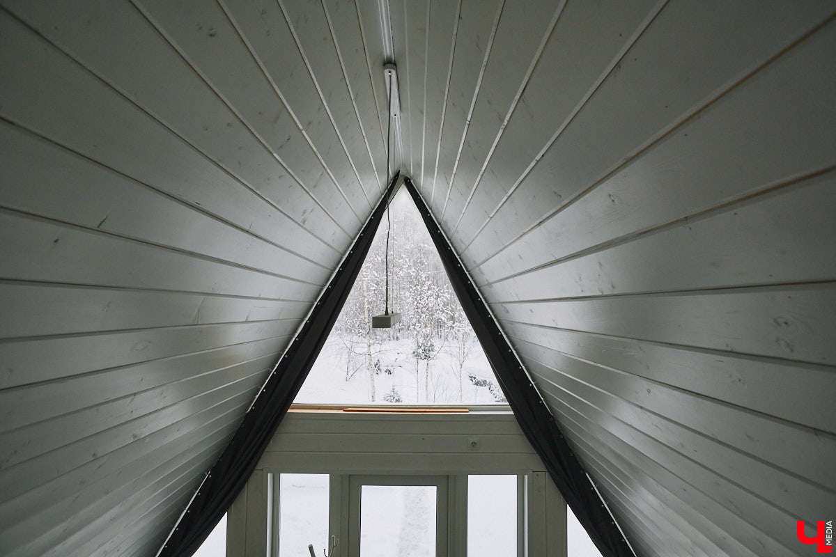У владимирского блогера Анны Антоновой (в девичестве — Шиш) была мечта — жить в треугольном доме! Муж девушки, Артем, поспешил воплотить мечту любимой в реальность, а потому за несколько месяцев своими руками построил уютное семейное гнездышко. «Ключ-Медиа» побывал в гостях у молодоженов и узнал, каково им жить в уединении посреди заснеженного леса.
