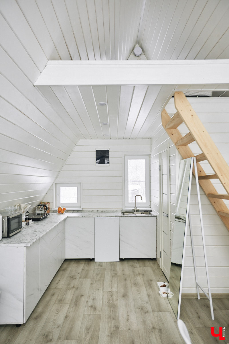 У владимирского блогера Анны Антоновой (в девичестве — Шиш) была мечта — жить в треугольном доме! Муж девушки, Артем, поспешил воплотить мечту любимой в реальность, а потому за несколько месяцев своими руками построил уютное семейное гнездышко. «Ключ-Медиа» побывал в гостях у молодоженов и узнал, каково им жить в уединении посреди заснеженного леса.