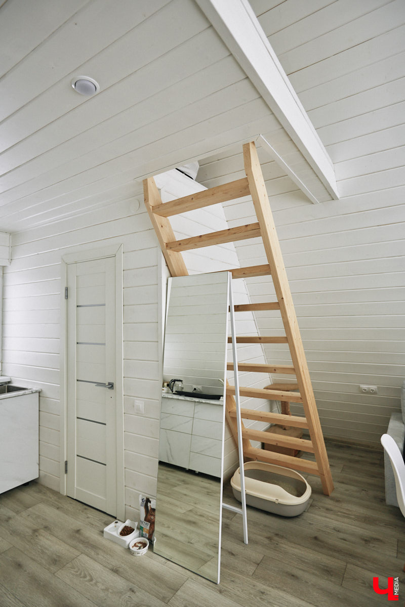 У владимирского блогера Анны Антоновой (в девичестве — Шиш) была мечта — жить в треугольном доме! Муж девушки, Артем, поспешил воплотить мечту любимой в реальность, а потому за несколько месяцев своими руками построил уютное семейное гнездышко. «Ключ-Медиа» побывал в гостях у молодоженов и узнал, каково им жить в уединении посреди заснеженного леса.