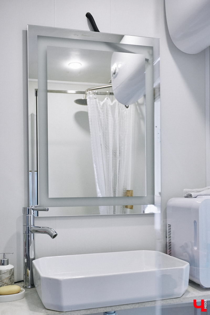 У владимирского блогера Анны Антоновой (в девичестве — Шиш) была мечта — жить в треугольном доме! Муж девушки, Артем, поспешил воплотить мечту любимой в реальность, а потому за несколько месяцев своими руками построил уютное семейное гнездышко. «Ключ-Медиа» побывал в гостях у молодоженов и узнал, каково им жить в уединении посреди заснеженного леса.