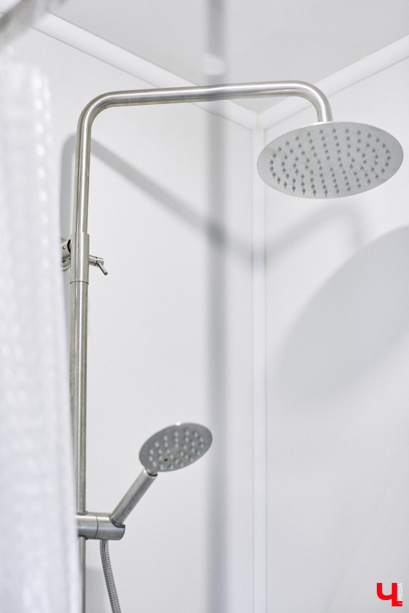 У владимирского блогера Анны Антоновой (в девичестве — Шиш) была мечта — жить в треугольном доме! Муж девушки, Артем, поспешил воплотить мечту любимой в реальность, а потому за несколько месяцев своими руками построил уютное семейное гнездышко. «Ключ-Медиа» побывал в гостях у молодоженов и узнал, каково им жить в уединении посреди заснеженного леса.